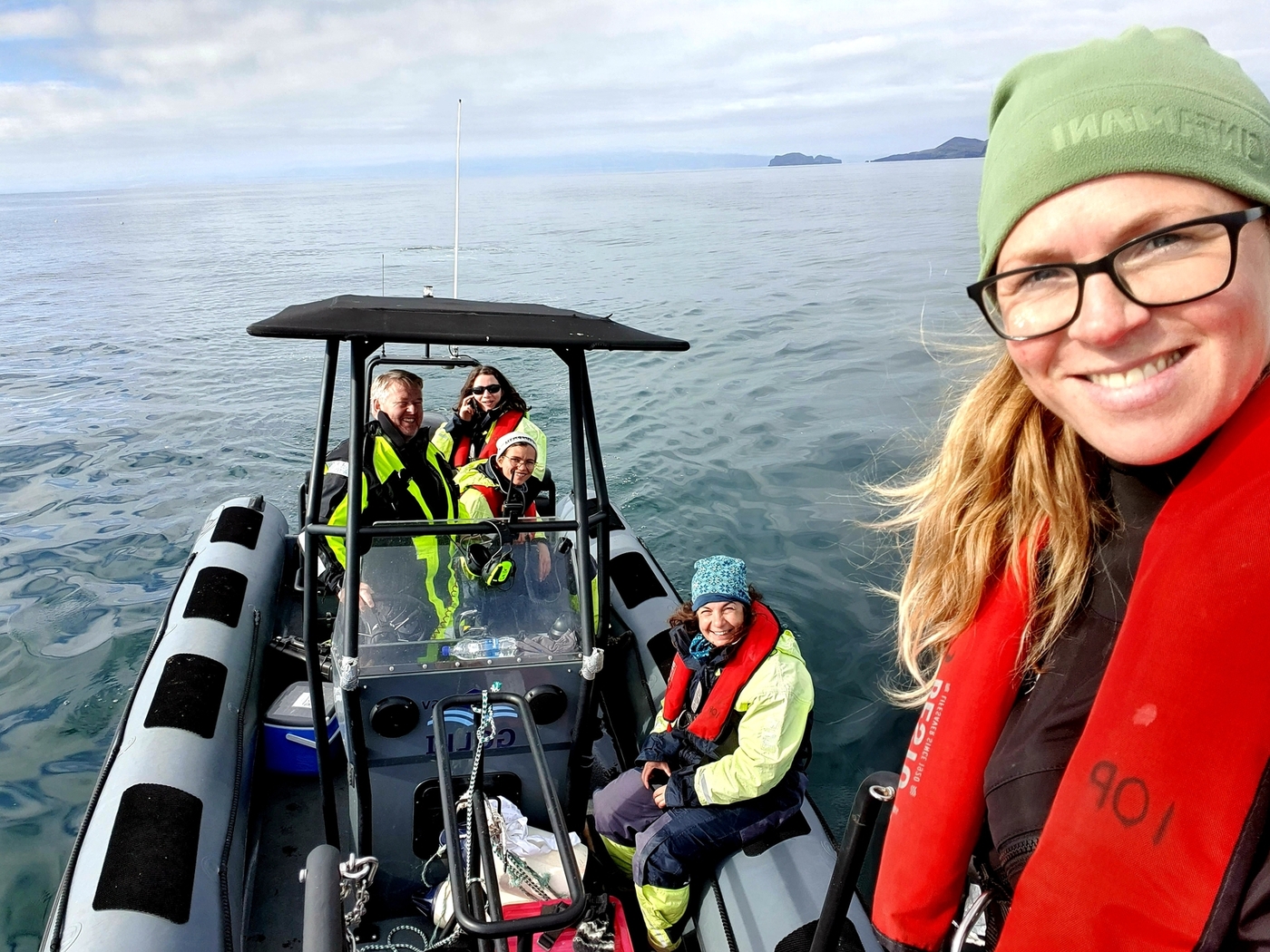 Edda við hvalarannsoknir asamt samstarfsfolki