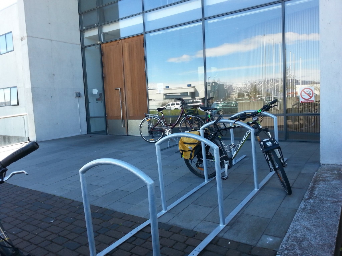 Nýjar hjólagrindur á háskólasvæðinu Háskóli Íslands