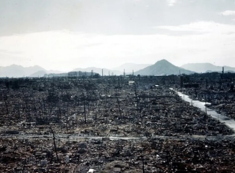 Opnun sýningar um kjarnorkuárásirnar á Hiroshima og Nagasaki