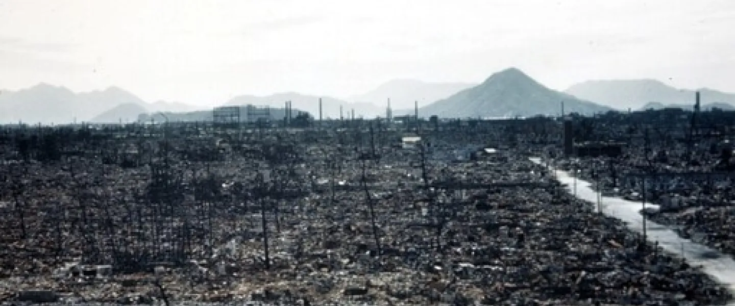 Opnun sýningar um kjarnorkuárásirnar á Hiroshima og Nagasaki