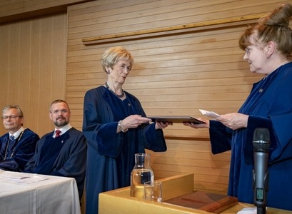 Guðrún Erlendsdóttir tekur við heiðursdoktorsnafnbót úr hendi Aðalheiðar Jóhannsdóttur, forseta Lagadeildar.