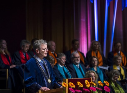 Jón Atli Benediktsson rektor ávarpar kandídata við brautskráningu í dag.
