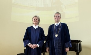 Mynd af Kristínu Ingólfsdóttur fráfarandi rektor og Jóni Atla Benediktssyni núverandi rektor