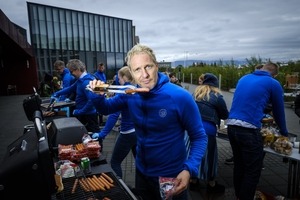 Jón Örn Guðbjartsson starfsmaður HUF grilla pylsur fyrir nemendur