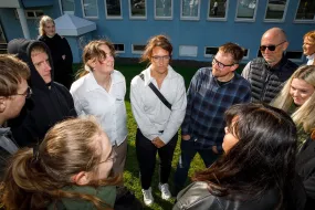 Hópur nemenda stendur saman í hring