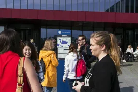 Nemendur HÍ standa fyrir utan Háskólatorg