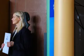 Afhending prófskírteina